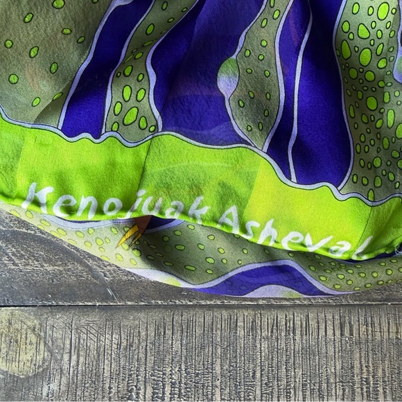 Kenojuak Ashevak ‘The Enchanted Birds’ Silk Scarf - Picture 10 of 15